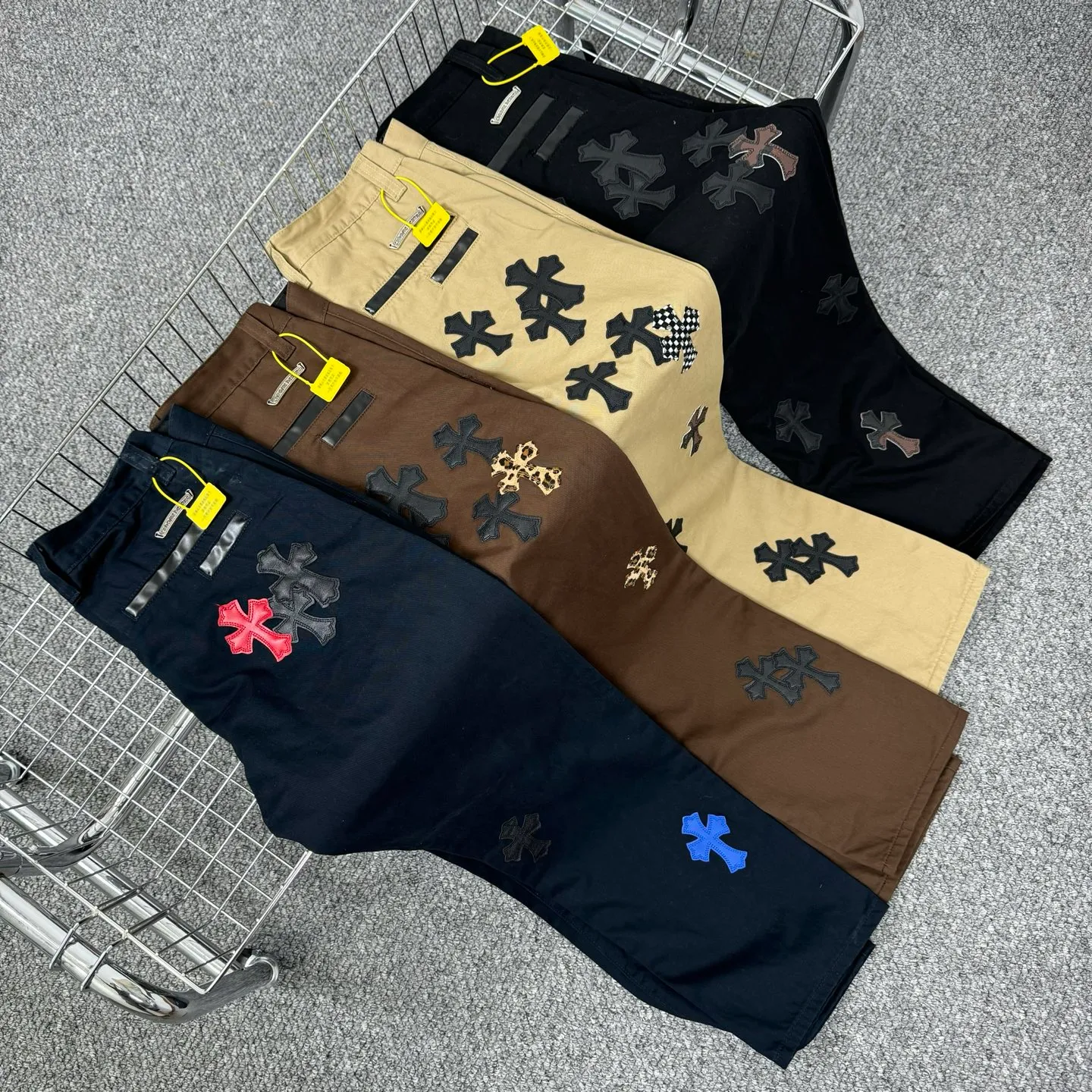 P260 model number: H852 ChromeHearts & ChromeHearts Black Basket Casual Pants Jeans Original hardware accessories washed and other hanging tags, QR code analysis is from the original factory, high degree of restoration, you are welcome to compare with a certain product ~ Three-dimensional version Loose and comfortable, not picky about body shape Make you taller and slimmer Seiko factory Original quality control Same style for men and women Can be matched with couples Versatile recommendation Necessary jeans for all seasons Hipsters have been disappointed From the quality selection of fabrics, the tailoring of details, and the matching of patterns, everything is impeccable! The upper body is so handsome when worn...it can be easily worn by men, women and children! The craftsmanship is made of heavy-duty washed pure cotton denim fabric. After washing, it is soft and thick. It is very stylish when worn on the body. Size: 28, 30, 32, 34, 36 (S-XXL) Color: Navy Blue